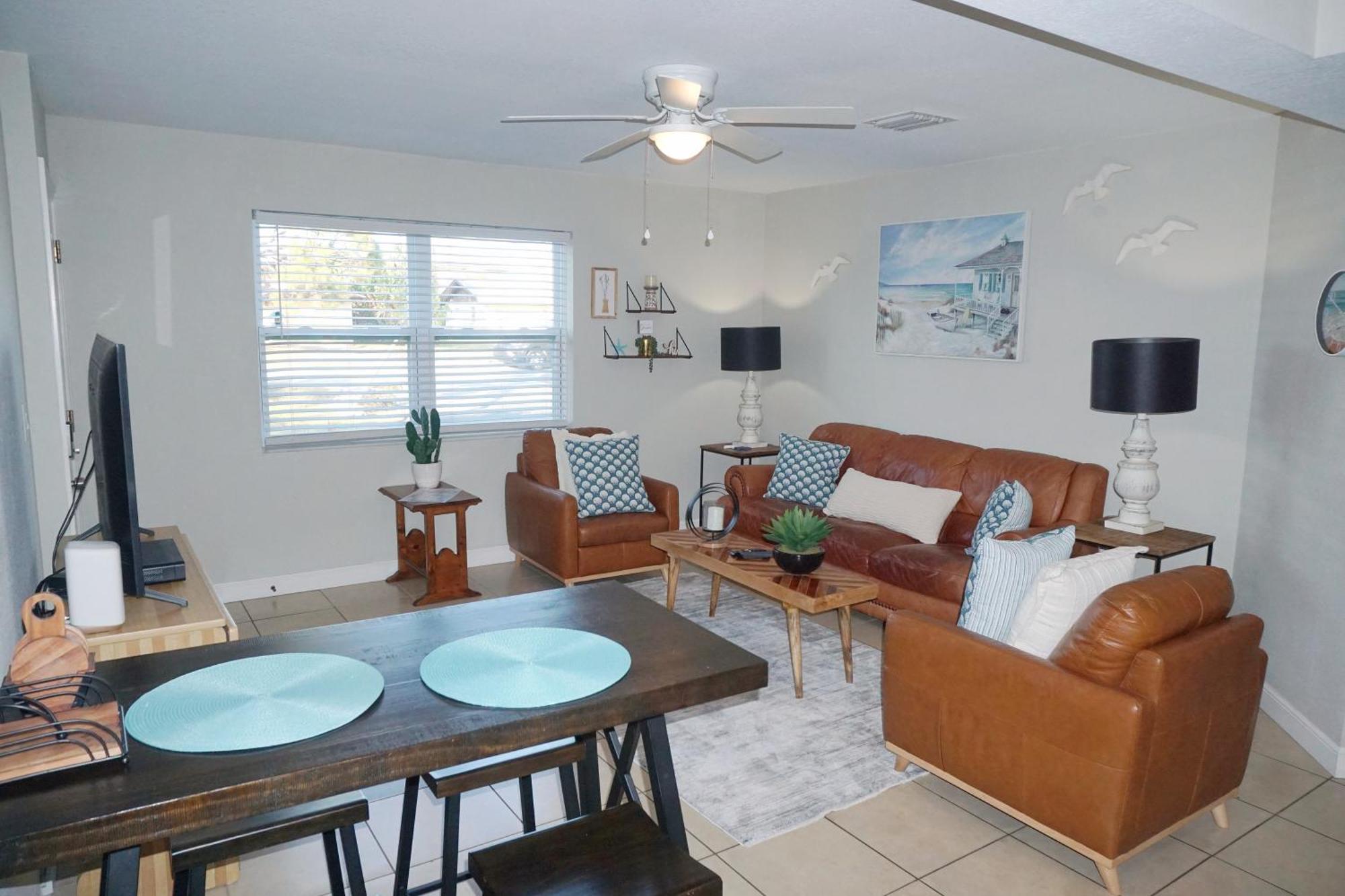 Naples Park Oasis - Cozy Two Bedroom Apartment エクステリア 写真
